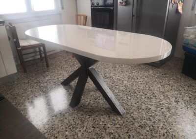 Tavolo con base in ferro